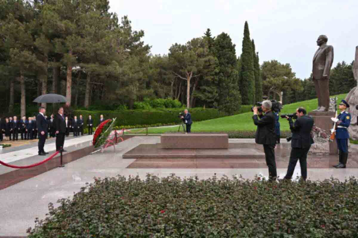 <p>Emoməli Rəhmon Ulu Öndərin məzarını ziyarət etdi</p>