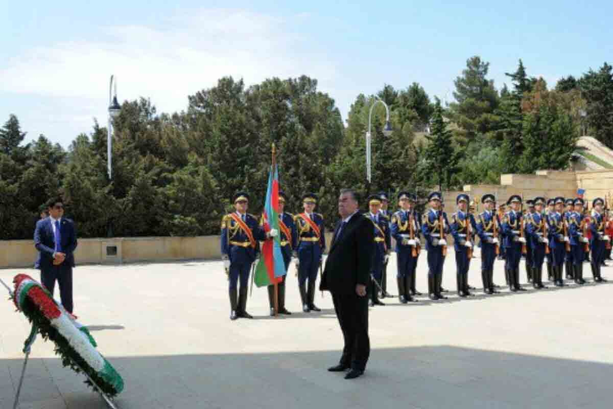 <p>Tacikistan Prezidenti Şəhidlər xiyabanını ziyarət etdi</p>