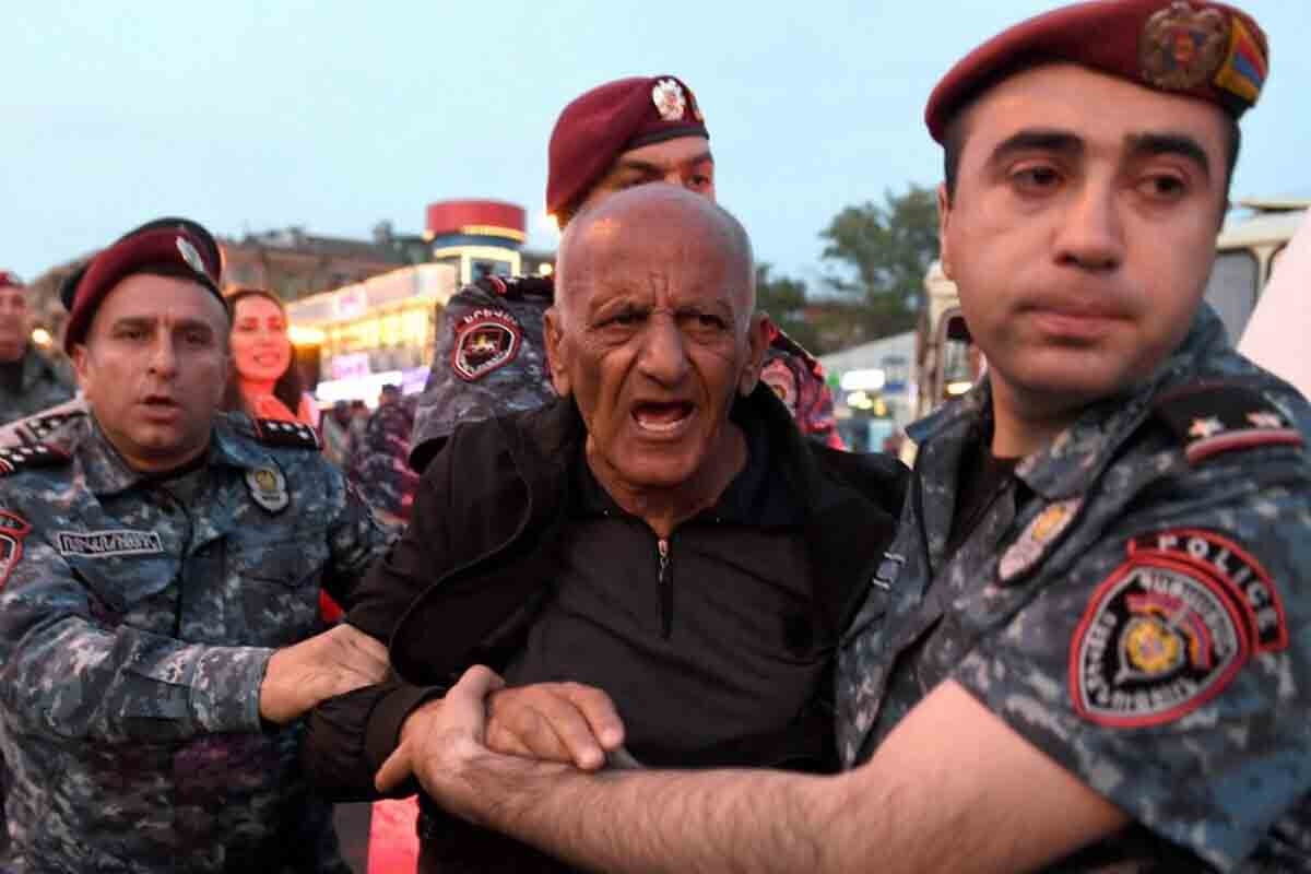 <p>Ermənistan polisi sərhəddəki Kirants kəndi yaxınlığında fəalları saxlamağa başlayıb</p>
