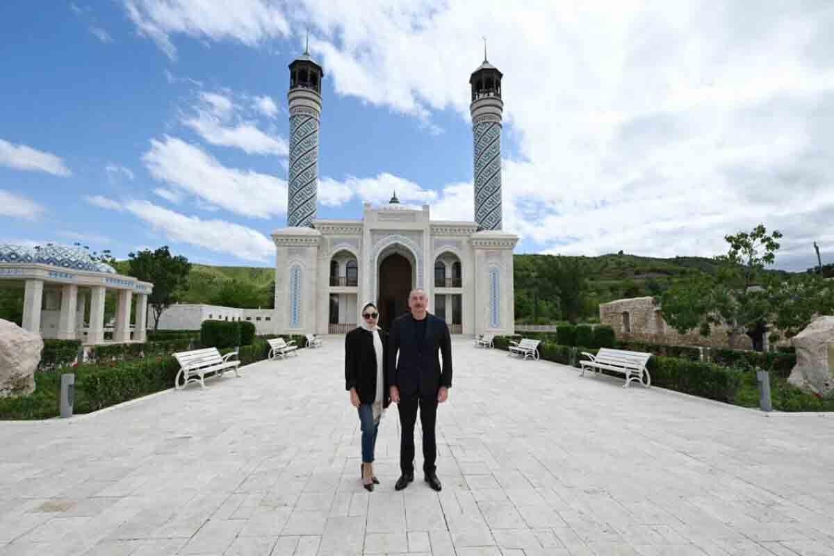 <p>İlham Əliyev və birinci xanım Mehriban Əliyeva Zəngilan məscidinin açılışında iştirak ediblər</p>