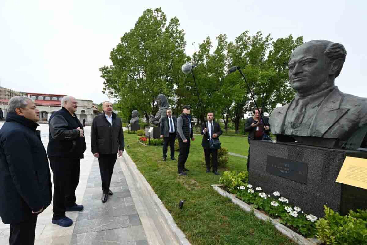 <p>Prezidentlər Şuşada gülləbaran edilmiş heykəllərə baxıblar</p>