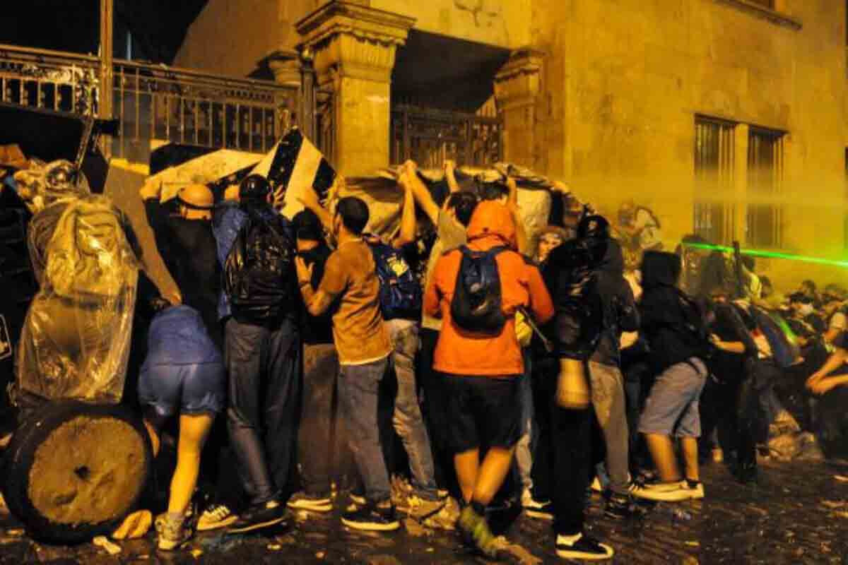 <p>Gürcüstan parlamenti təhlükənin qırmızı səviyyəsini elan edib</p>