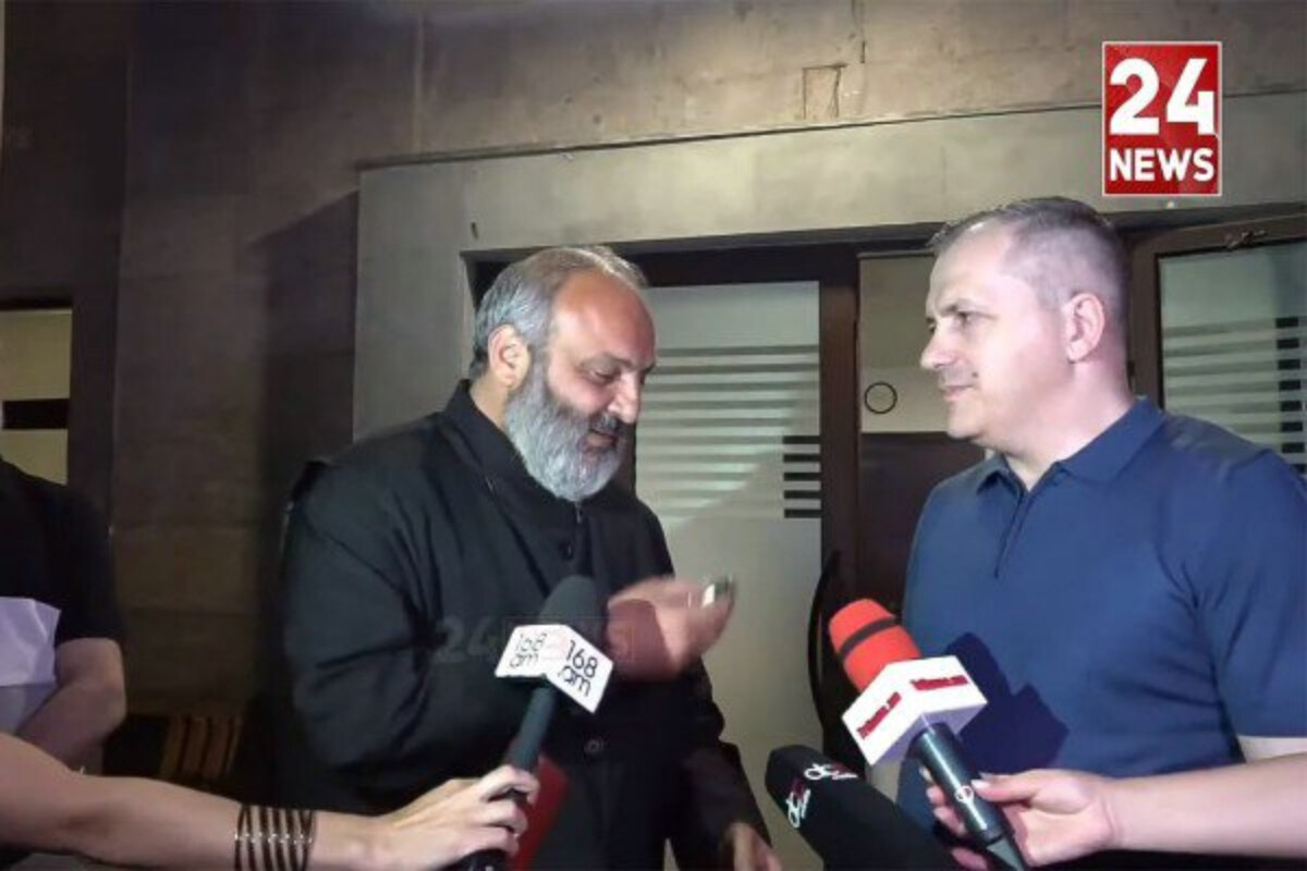 <p>Qalstanyan “Lexus” markalı avtomobilini Şahramanyana hədiyyə etdi</p>