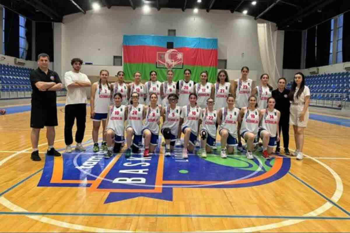 <p>Qızlardan ibarət U-16 və U-18 millilərimiz Kiprə yollanıblar</p>