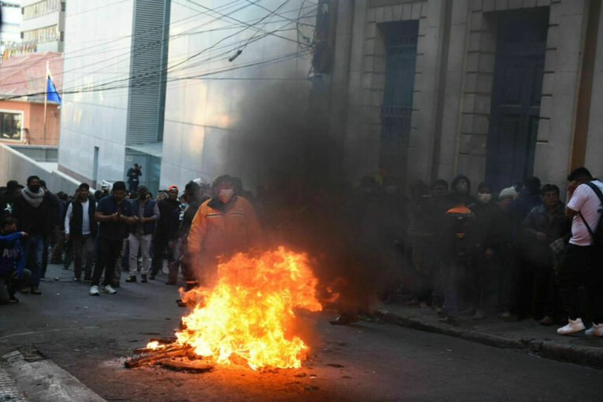 <p>Boliviyada dövlət çevrilişinə cəhddən sonra üç hərbçi saxlanılıb</p>