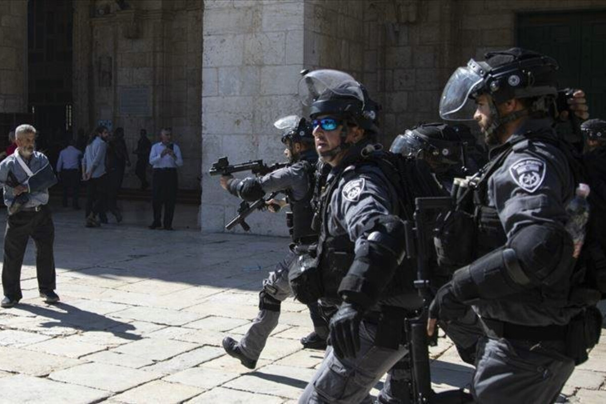 <p>İsrail polisi yüzlərlə fələstinlinin Əl-Əqsa məscidində...</p>