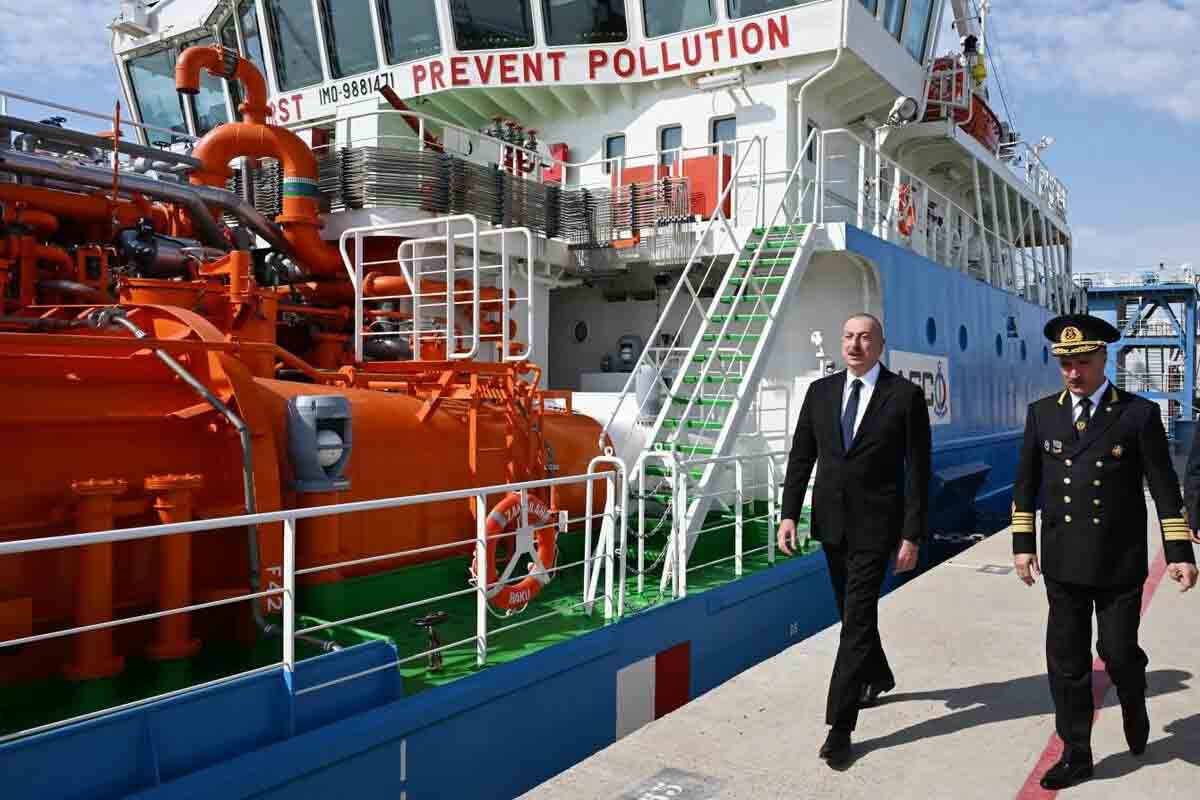 <p>İlham Əliyev “Zəngilan” tankerinin istismara verilməsi mərasimində</p> 