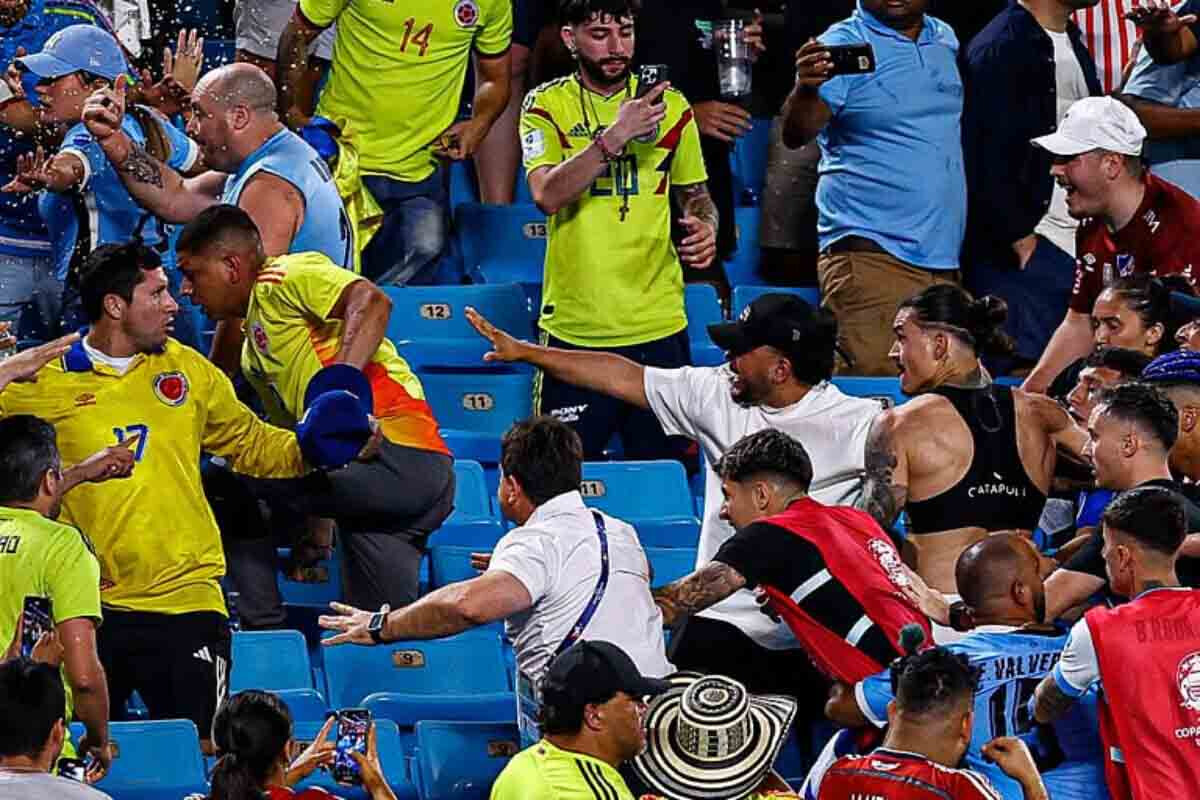 <p>Copa America 2024-ün yarımfinalı futbolçularla azarkeşlər arasında dava ilə yekunlaşıb</p>