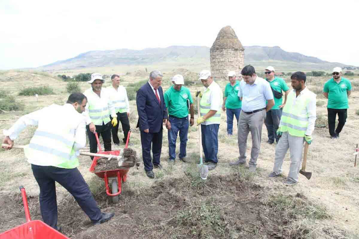<p>AMEA-nın prezidenti Xocalı şəhərində arxeoloji ekspedisiyanın işi ilə tanış olub</p>
