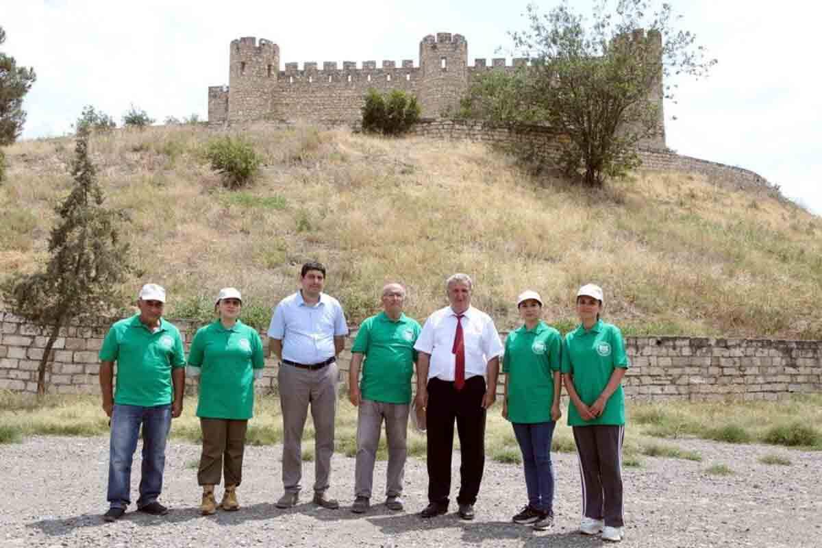 <p>AMEA prezidenti Şahbulaq abidələr kompleksini ziyarət edib</p>