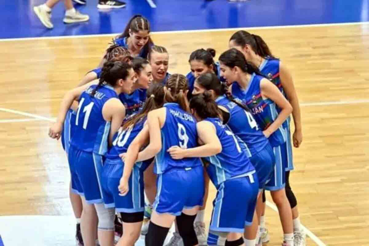 <p>Qızlardan ibarət U-18 basketol millimiz AÇ-də ikinci yeri tutub</p>