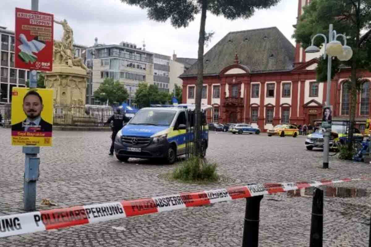 <p>Almaniya kanslerinin ofisi yaxınlığında BIÇAQLANMA</p>