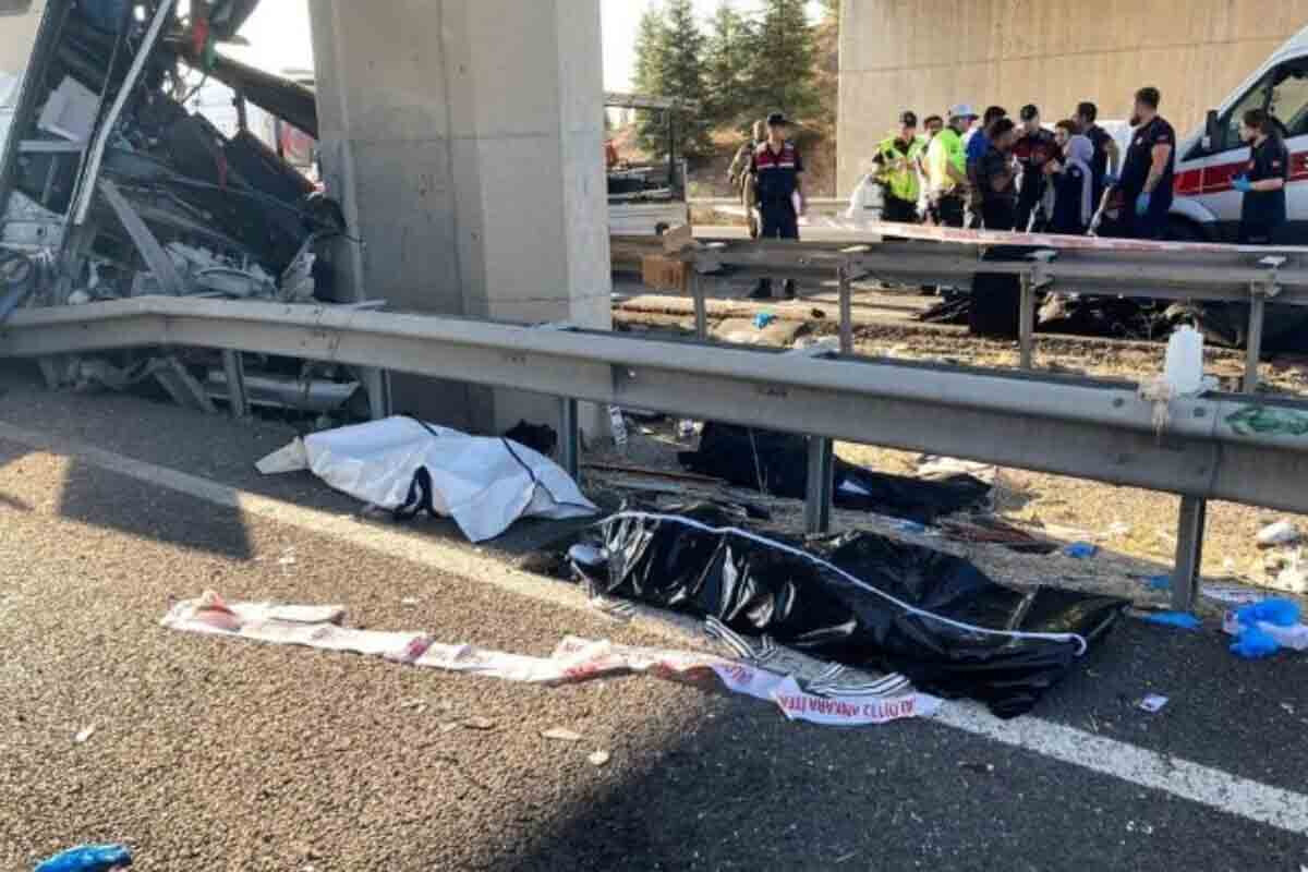 <p>Avtobus körpünün dirəyinə çırpıldı -ÖLƏNLƏR VAR </p>