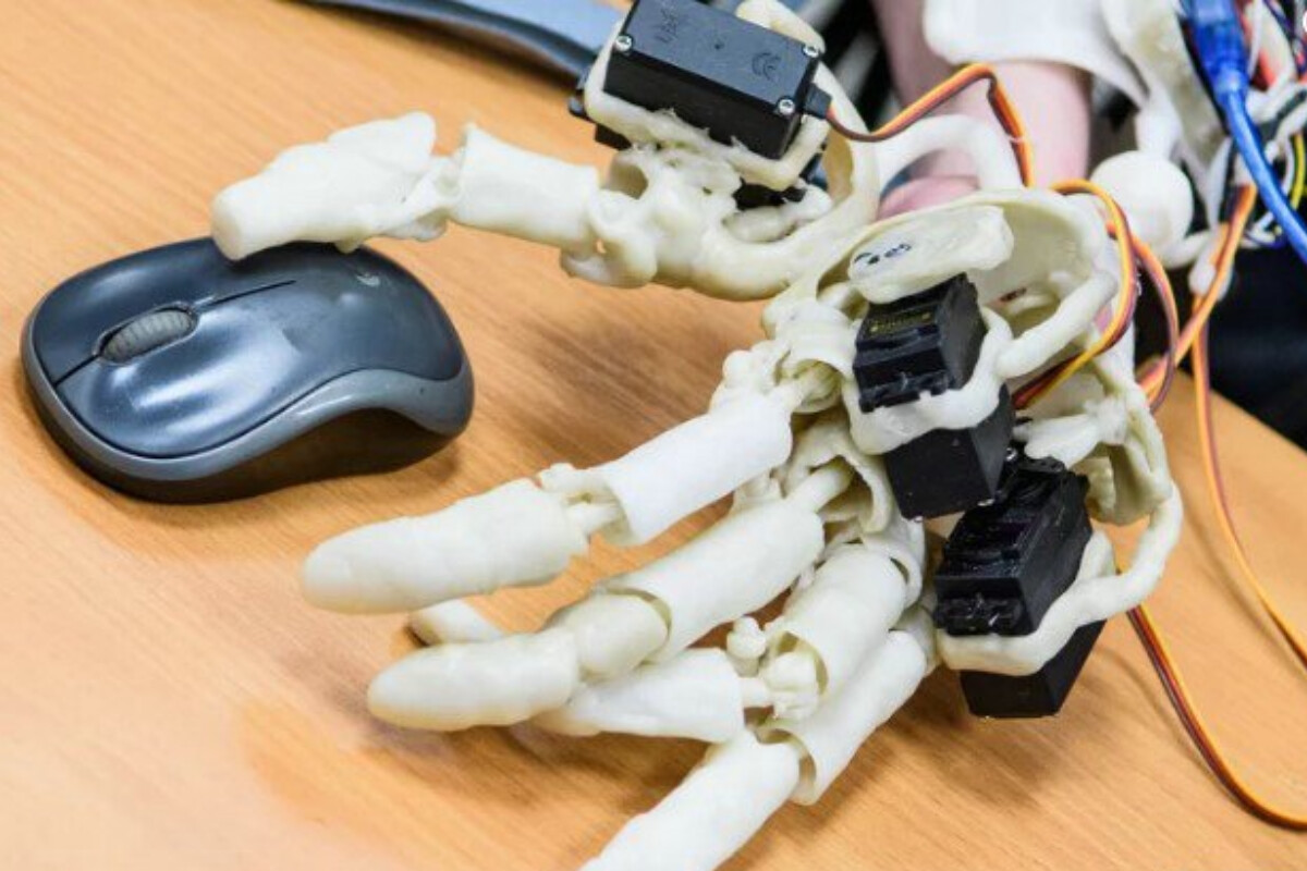 <p>Apple robot qolu formasında cihaz yaradacaq</p>