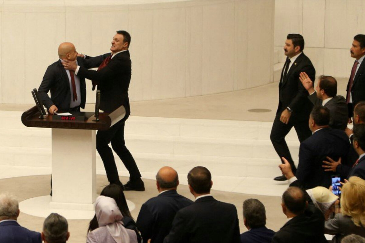 <p>Türkiyədə deputatlar parlamentdə dava salıblar</p>