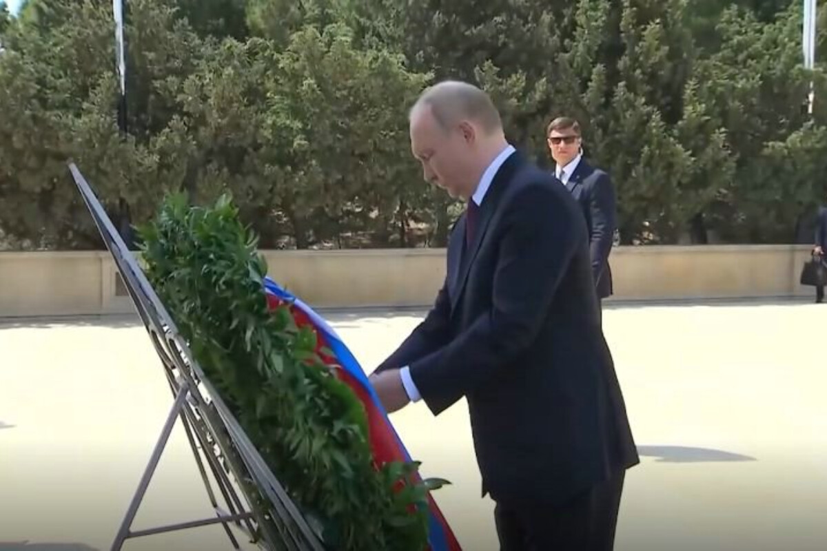 <p>Putin Şəhidlər xiyabanını ziyarət etdi</p>