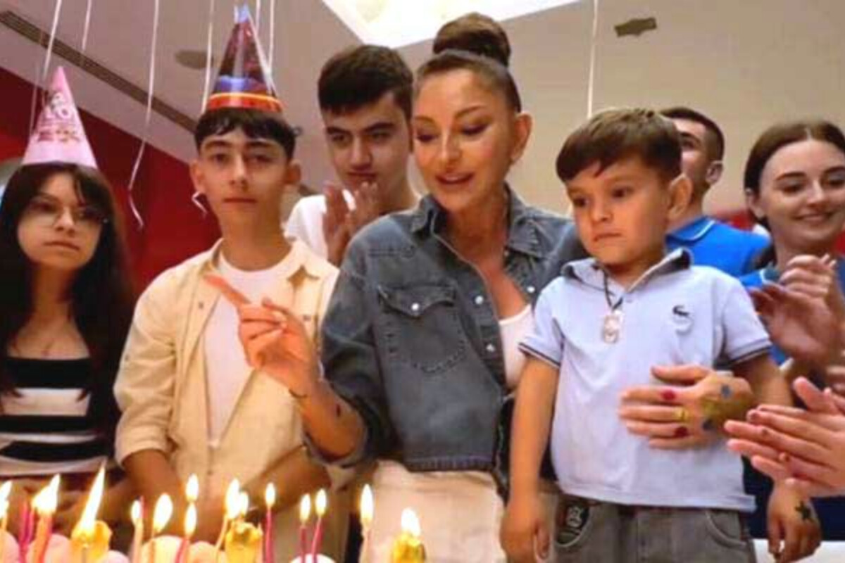 <p>Mehriban Əliyeva doğum gününü uşaqlarla qeyd etdi </p>