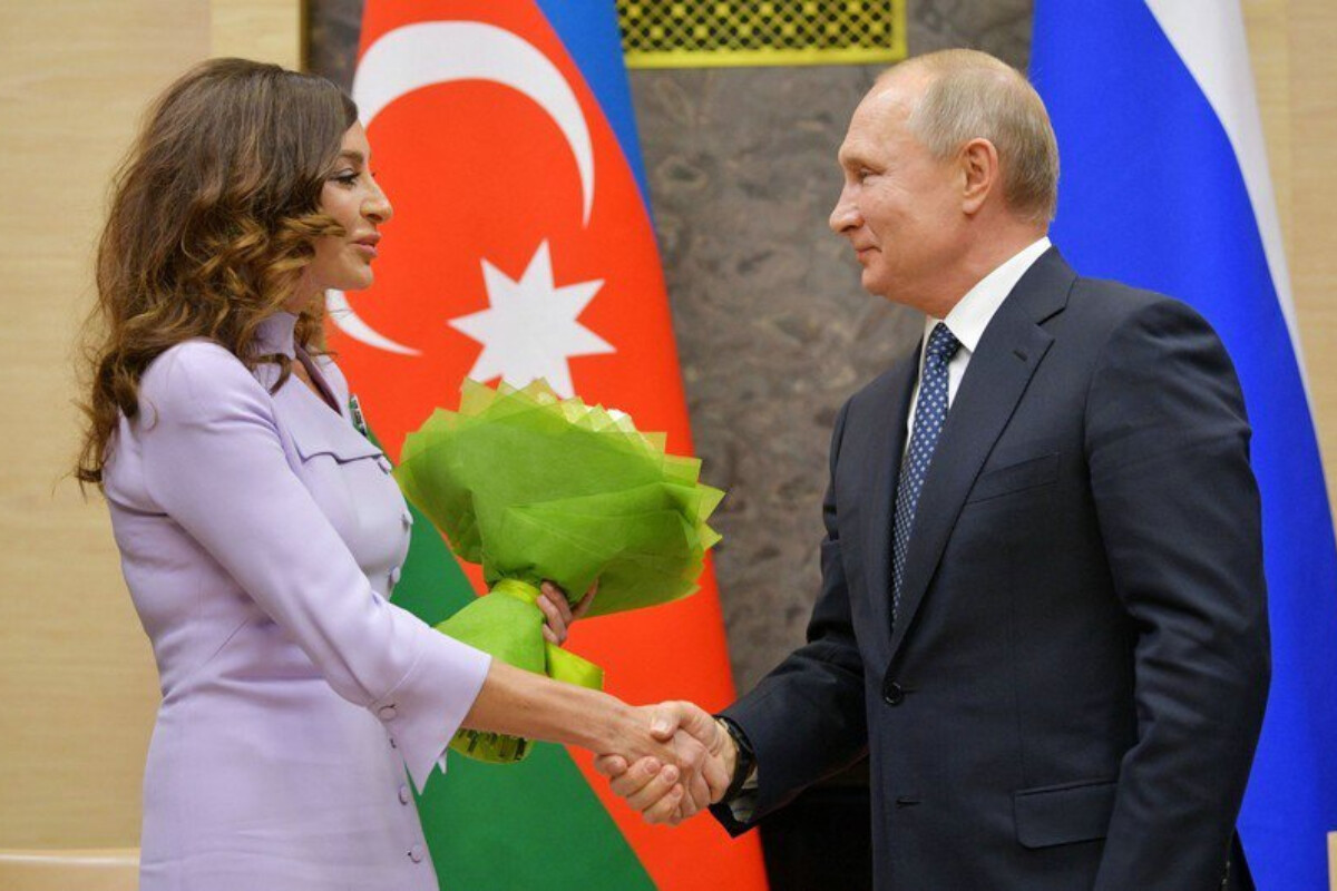 <p>Putin Mehriban Əliyevanı TƏBRİK ETDİ</p>