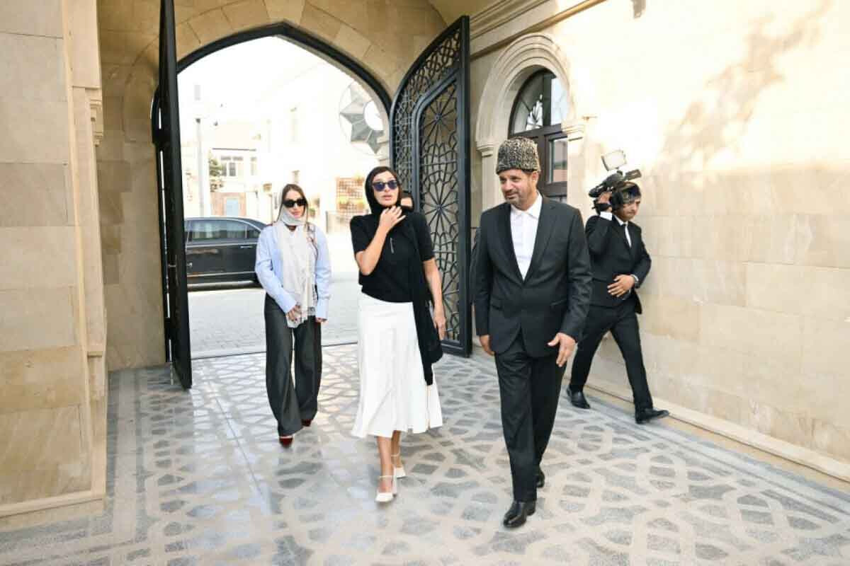 <p>Mehriban Əliyeva və ailə üzvləri Əhmədlidə 120 yaşlı məsciddə</p>