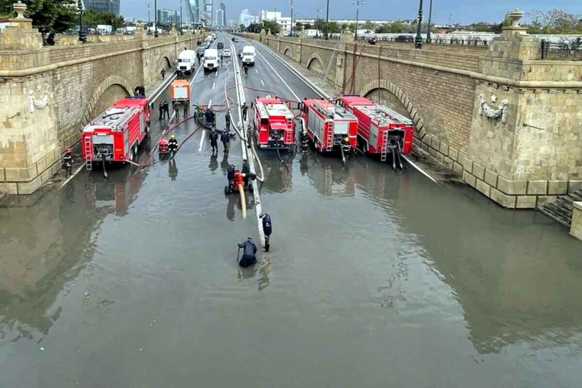 <p>Köhnəlmiş infrastruktur Bakıda leysan yağışlarının öhdəsindən&nbsp;gələ bilməyib</p>