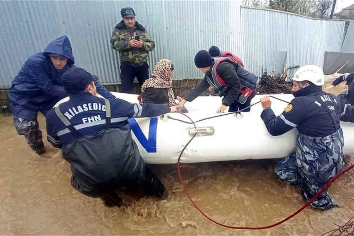 <p>FHN leysan yağışların fəsadlarının aradan qaldırılmasını davam etdirir +VİDEO</p>