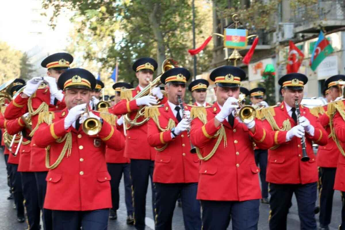 <p>Bakıda Qələbə Günü münasibətilə təntənəli yürüş keçirilib</p>