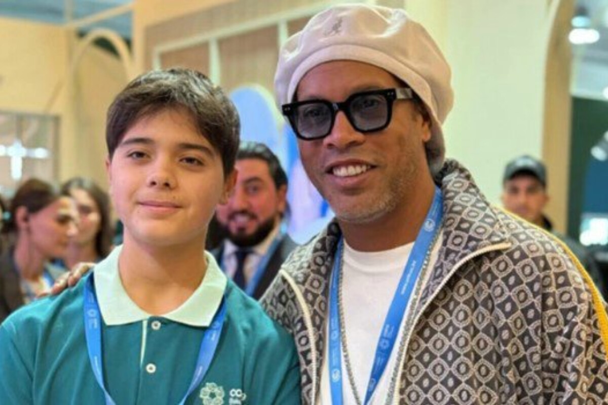 <p>Prezident İlham Əliyevin nəvəsi Ronaldinyo ilə fotosunu paylaşıb</p>