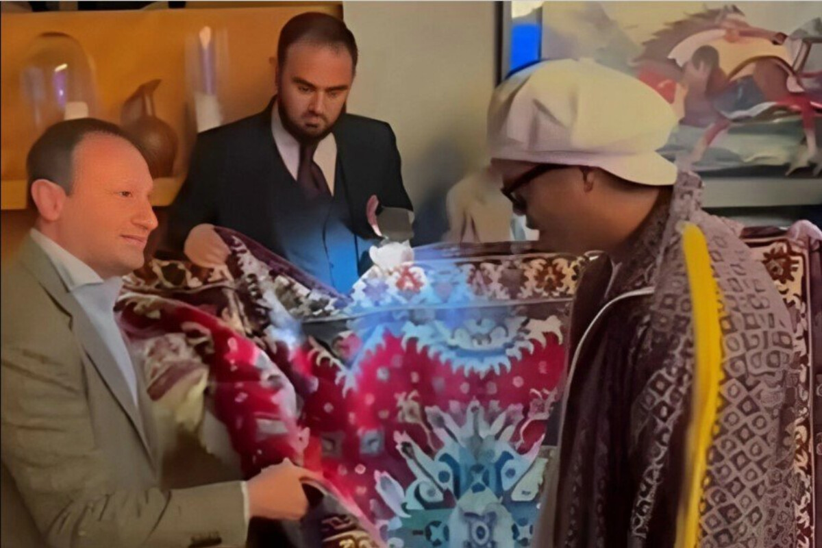 <p>Ronaldinyoya Qarabağ xalçası hədiyyə edilib</p>