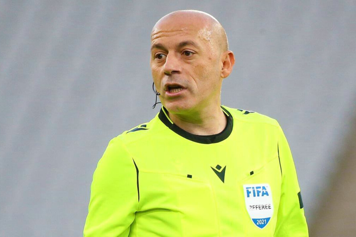<p>Məşhur futbol hakimi Cüneyt Çakır Bakıya gələcək</p>