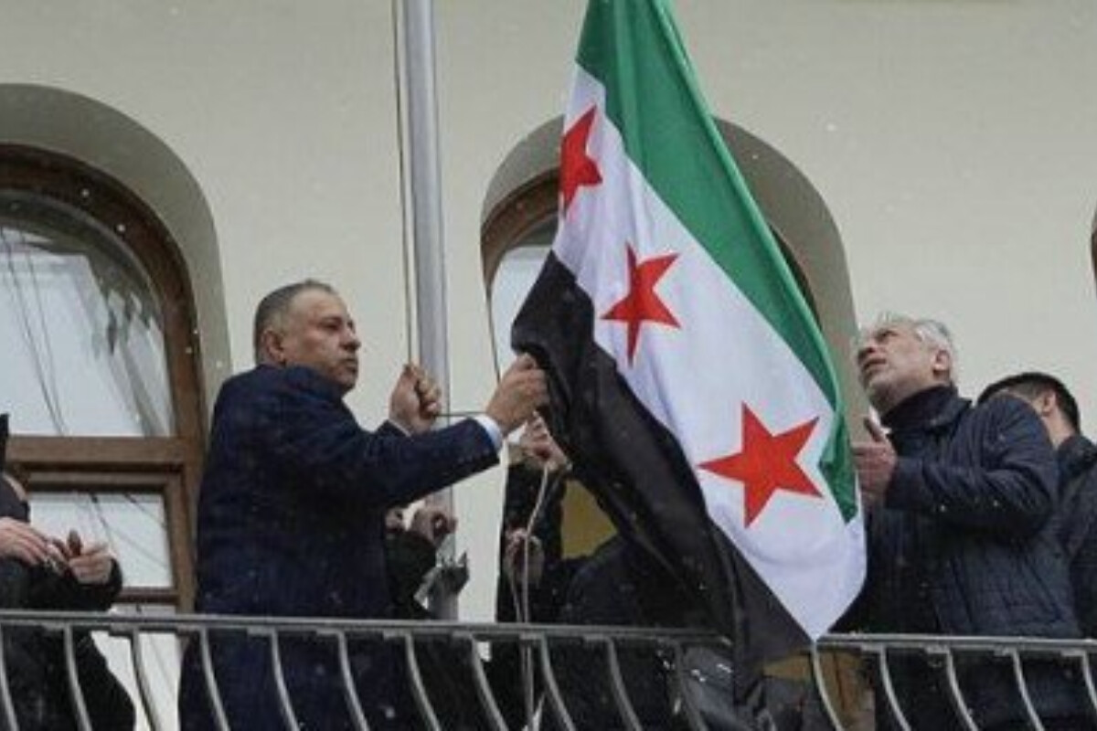 <p>Suriyanın dövlət bayrağı dəyişdirilib</p>