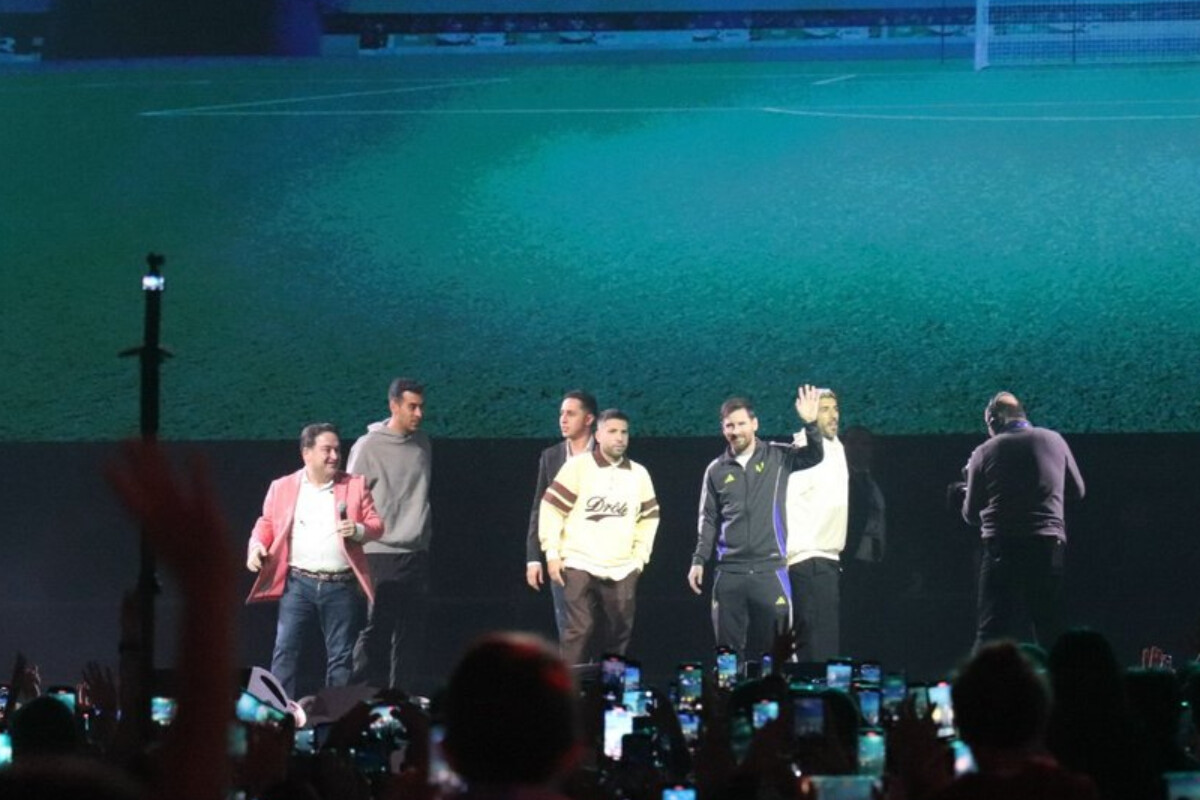 <p>Lionel Messi və komanda yoldaşları Bakıda azarkeşləri ilə görüşüb</p>