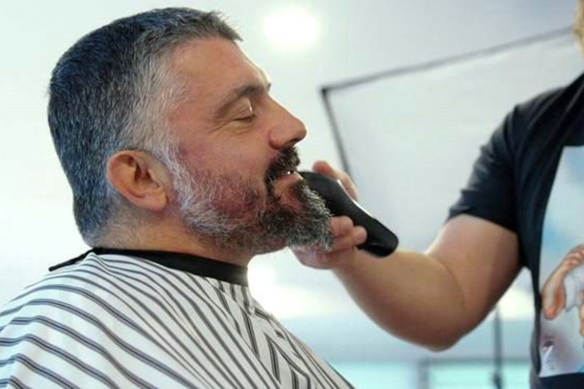 <p>Cennaro Qattuzo xeyriyyə məqsədi ilə 22 ildən sonra ilk dəfə saqqalını qırxdırıb</p>