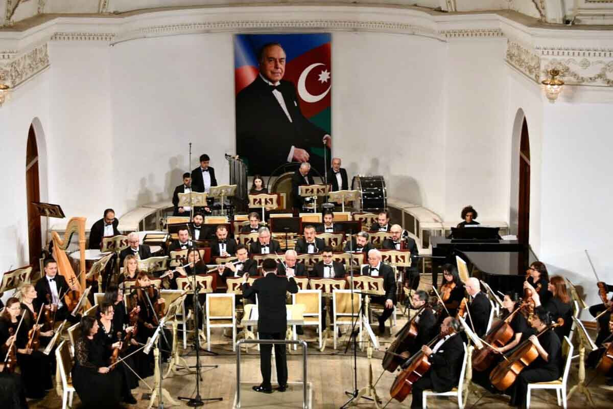 <p>Filarmoniyada Ümummilli Liderin xatirəsinə həsr olunan anım gecəsi</p>