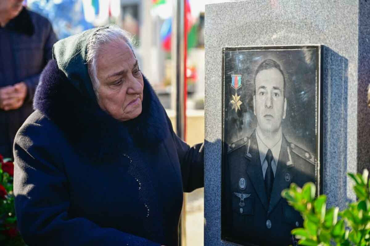 <p>Milli Qəhrəman Polad Həşimovun doğum günündə xatirəsi yad edilir</p>