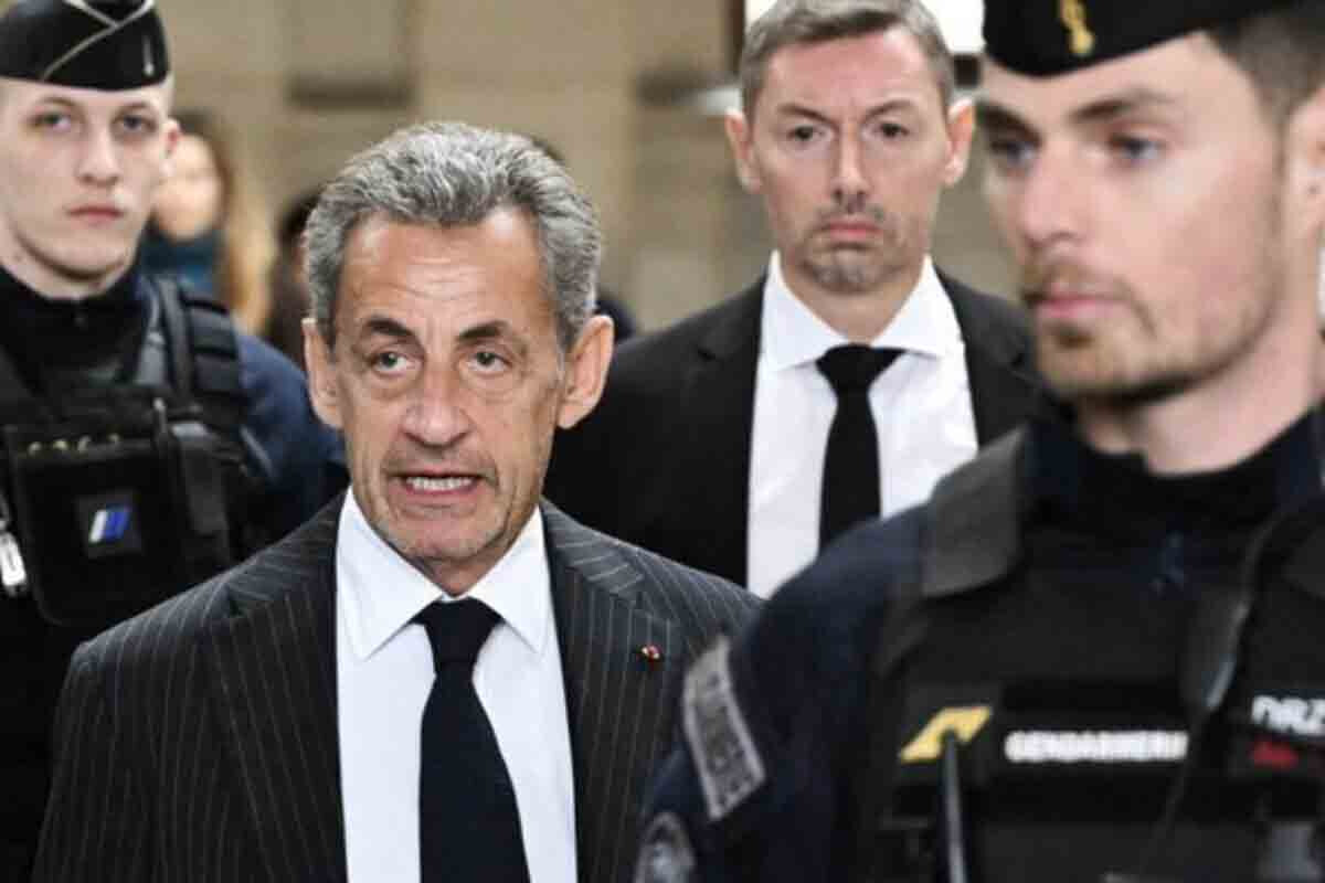 <p>Sarkozi üç il müddətinə azadlıqdan məhrum edilib</p>