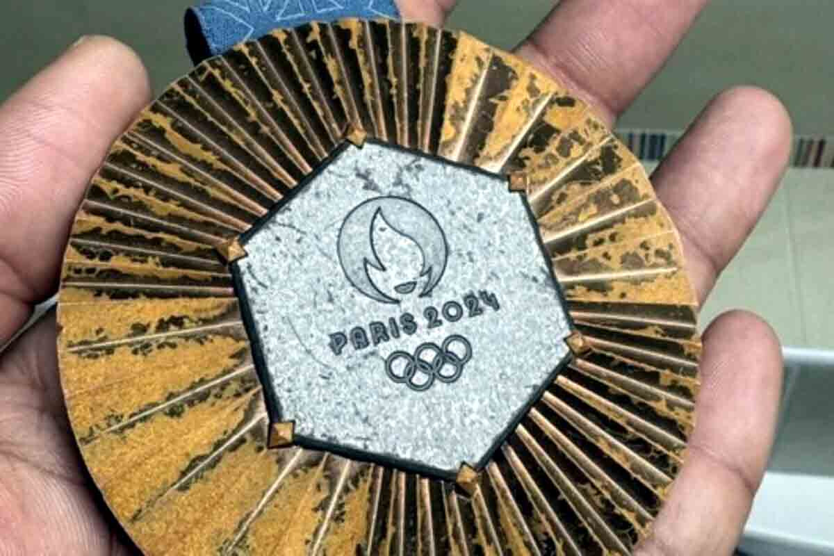 <p>İdmançılar medalları kütləvi şəkildə Paris 2024 təşkilat komitəsinə qaytarırlar</p>