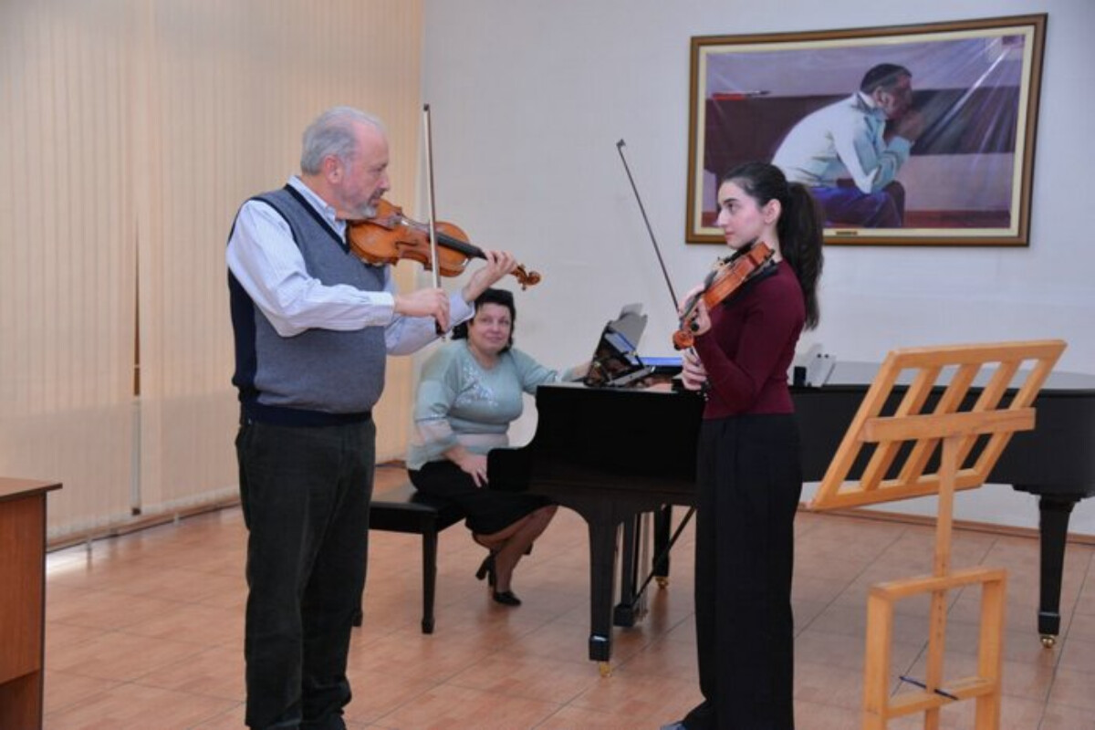 <p>Üzeyir Hacıbəyli adına Bakı Musiqi Akademiyasında&nbsp;Dmitri Sitkovetskinin Ustad dərsi keçirildi</p>