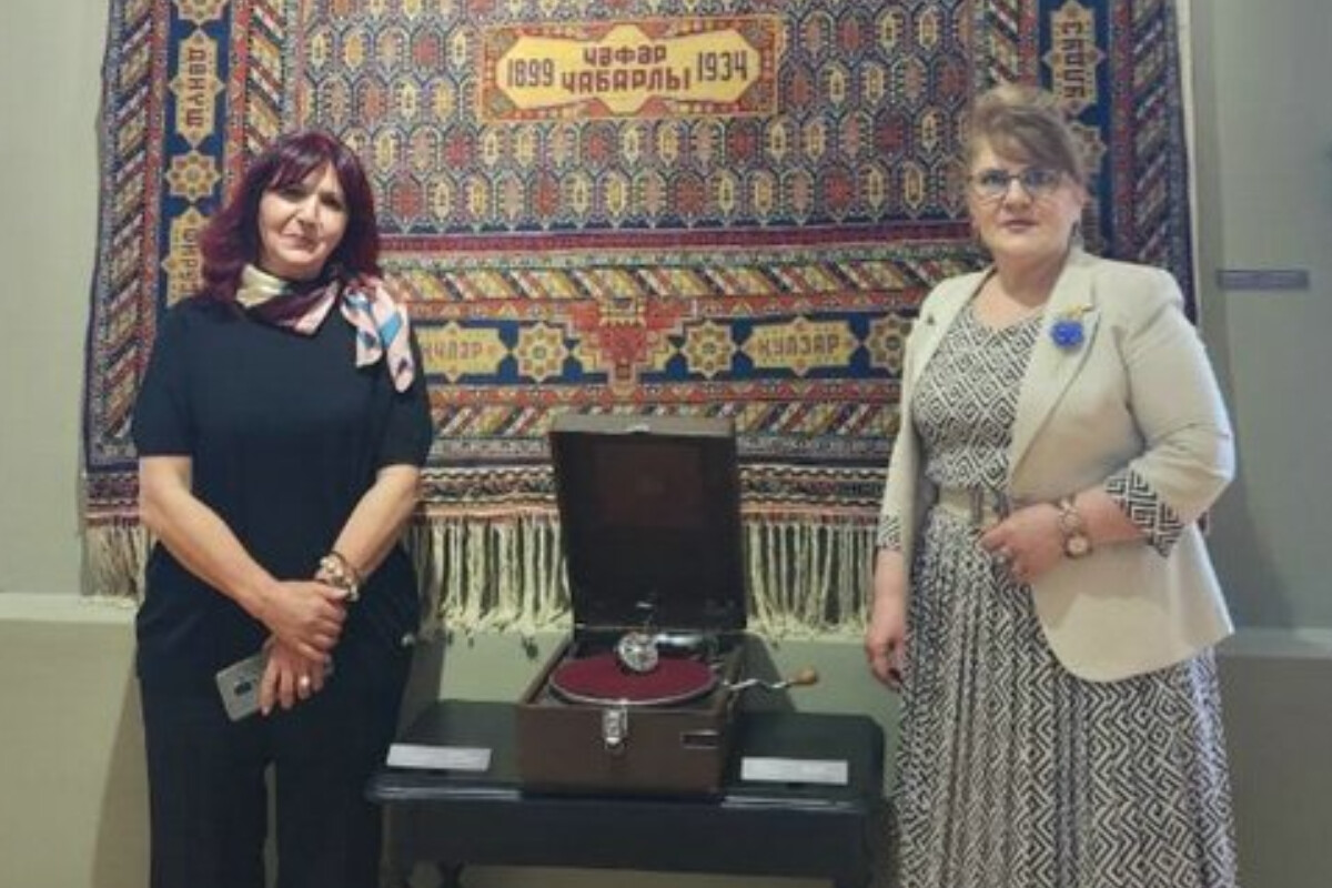 <p>Rəsmiyyə Heybətağaqızı: Əzizimiz QƏMƏR xanım, Sizi doğum günü münasibətilə ürəkdən təbrik edirik!</p>