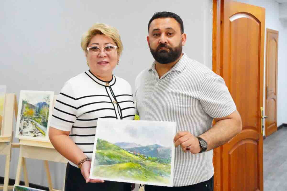 <p>Soydaşımız&nbsp;Almatı şəhərində keçrilən X Şeir və Sənət festivalında</p>