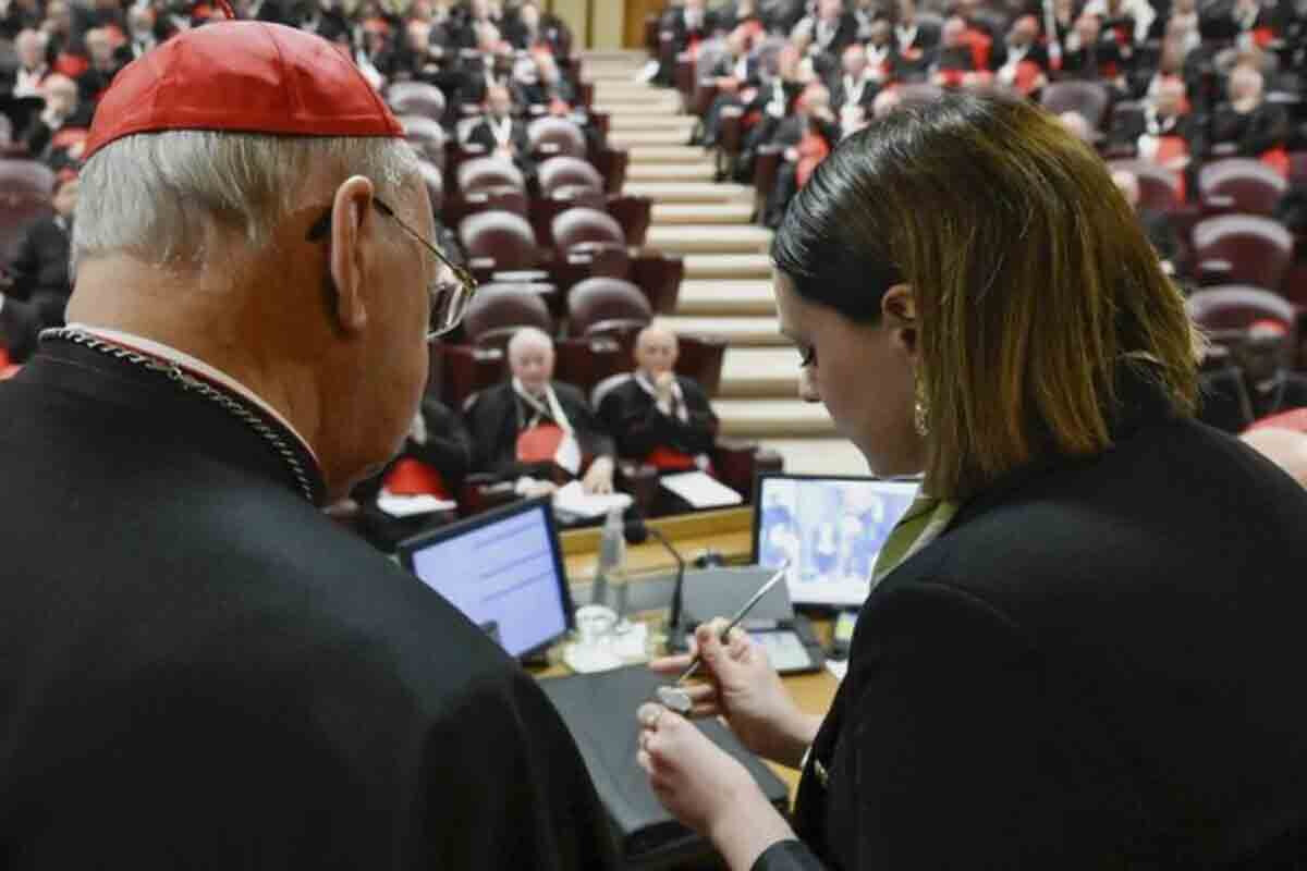 <p>Vatikan yeni papa seçkiləri ərəfəsində Papa Fransisin güc simvollarını ləğv edib</p>