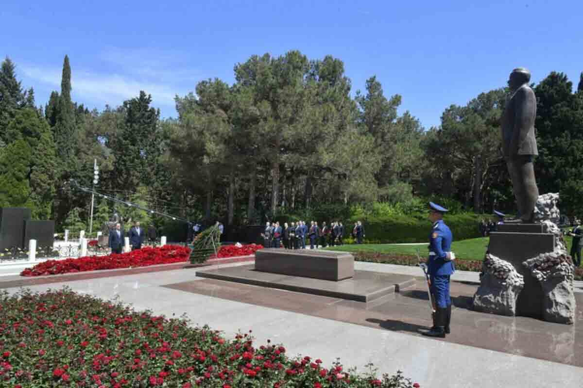 <p>Medianın İnkişafı Agentliyinin kollektivi Fəxri xiyabanı ziyarət edib</p>