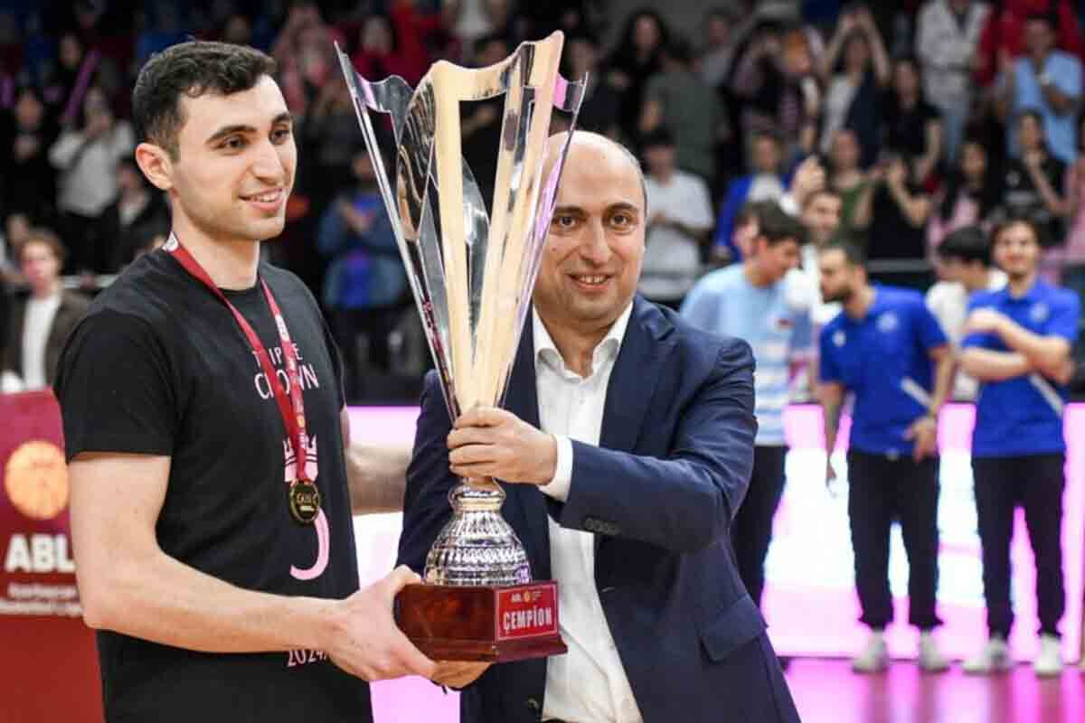 <p>“Sabah” ardıcıl üçüncü dəfə Azərbaycan çempionu olub</p>