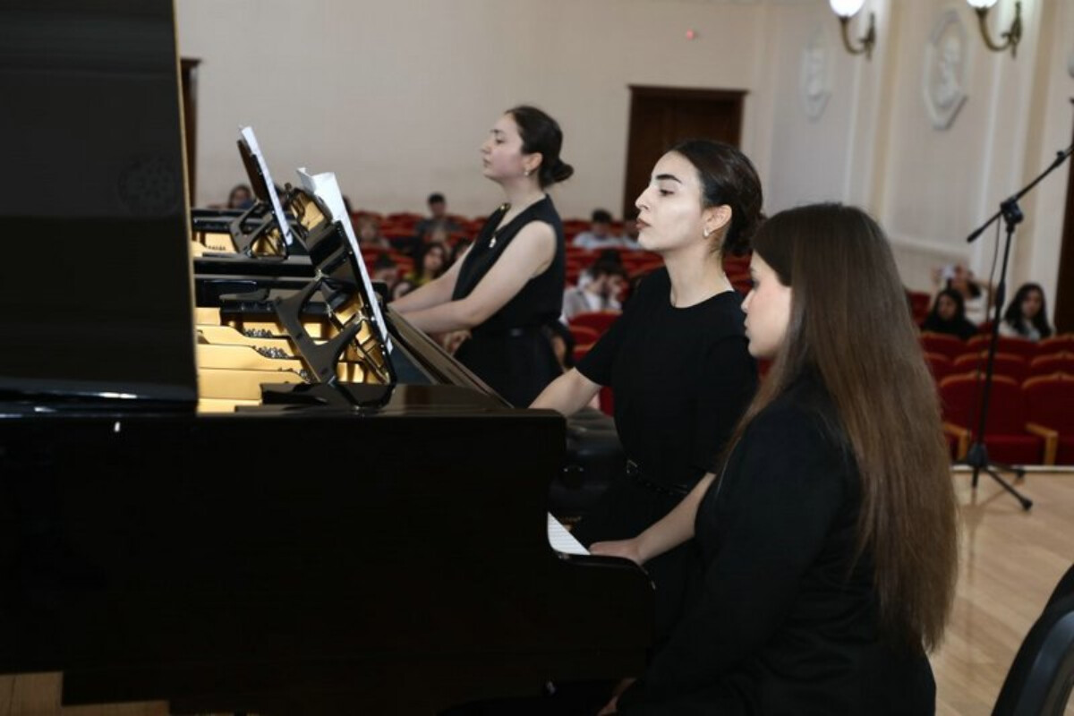 <p>Bakı Musiqi Akademiyasında Üzeyir Hacıbəylinin 140 illik yubileyinə həsr olunmuş konsert keçirildi</p>