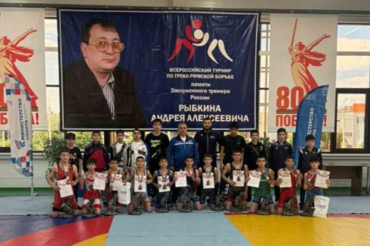 <p>Azərbaycan güləşçiləri Rusiyadan medallarla dönüblər</p>