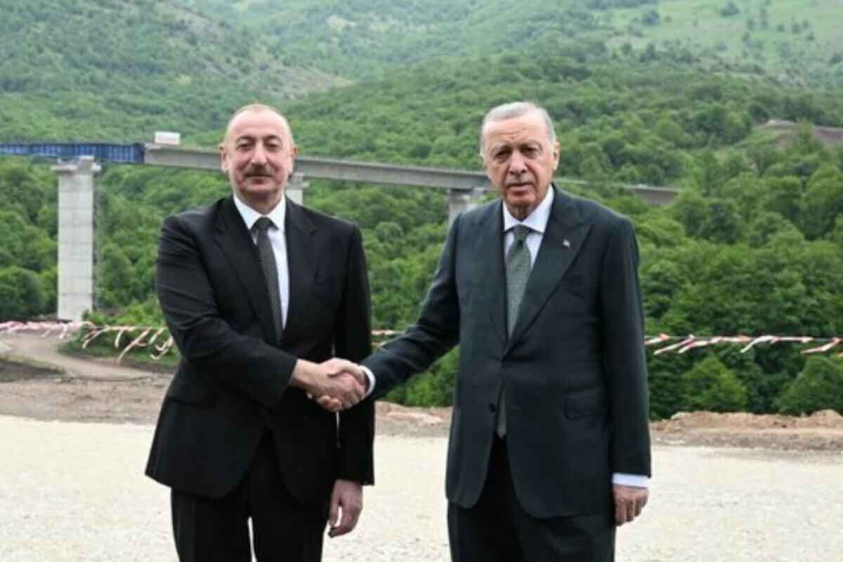 <p>Azərbaycan və Türkiyə prezidentləri Kəlbəcər-Laçın avtomobil yolunda görülən tikinti işləri ilə tanış olublar</p> 