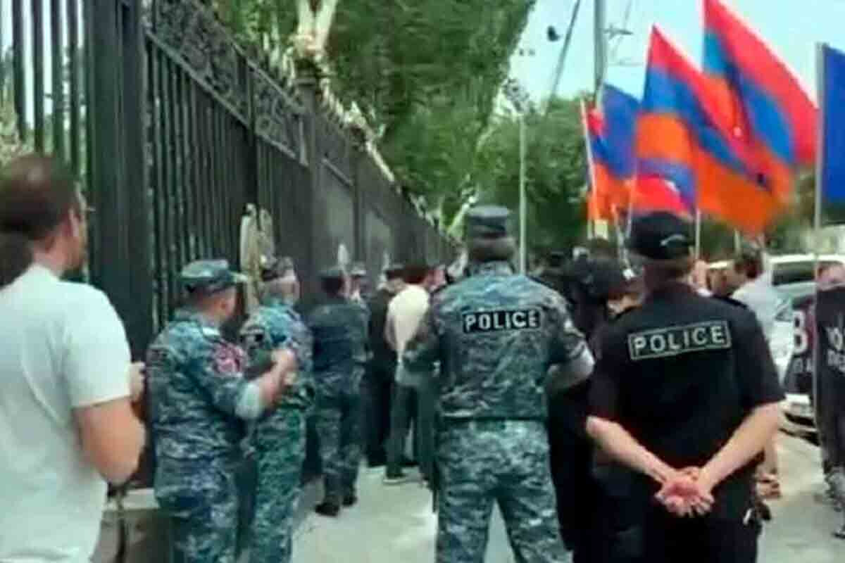 İrəvanda Rusiya əleyhinə plakatlarla səssiz etiraz aksiyası keçirilib