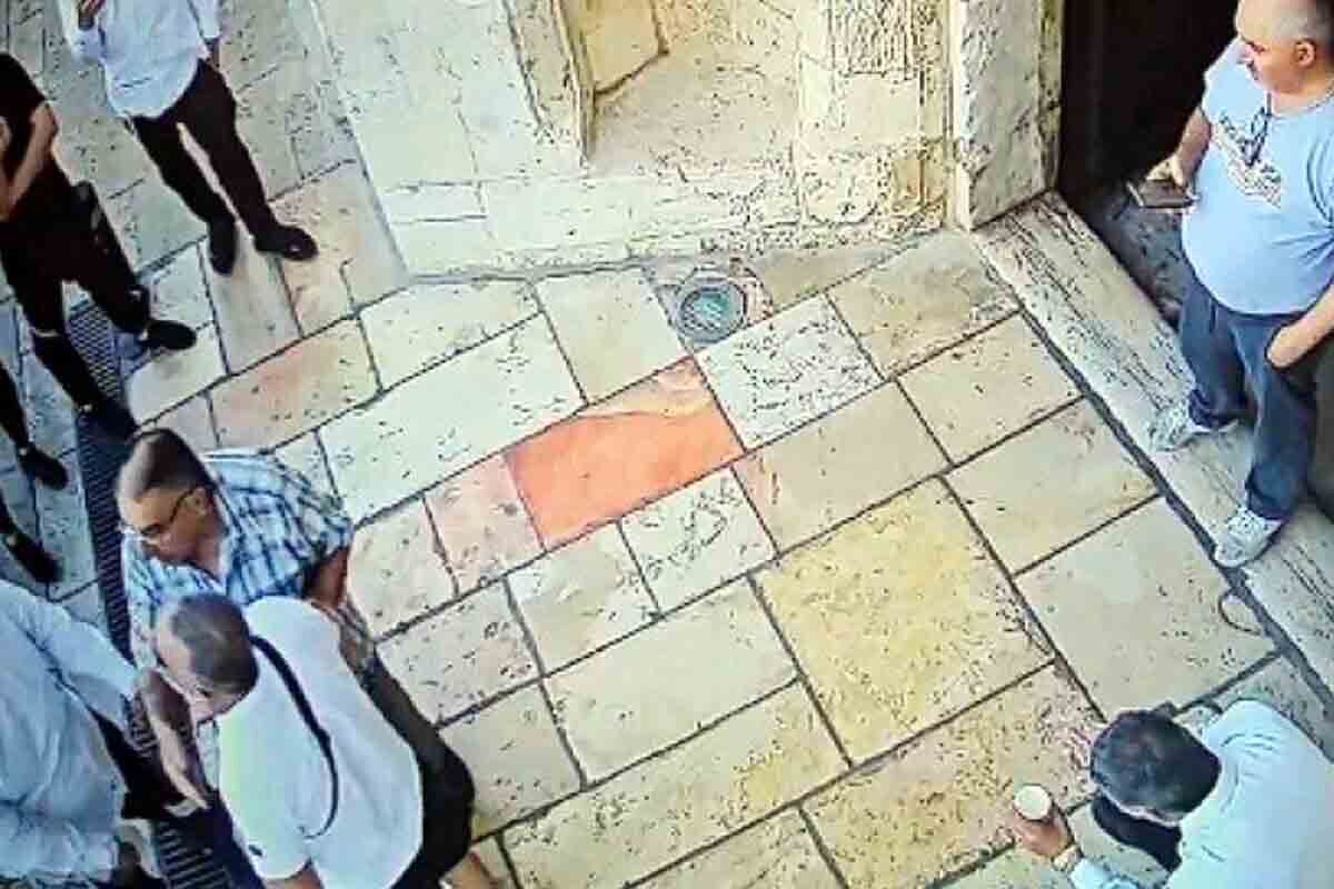 <p>Yerusəlimdə ermənilər yəhudiləri kilsəyə buraxmadılar +VİDEO</p>