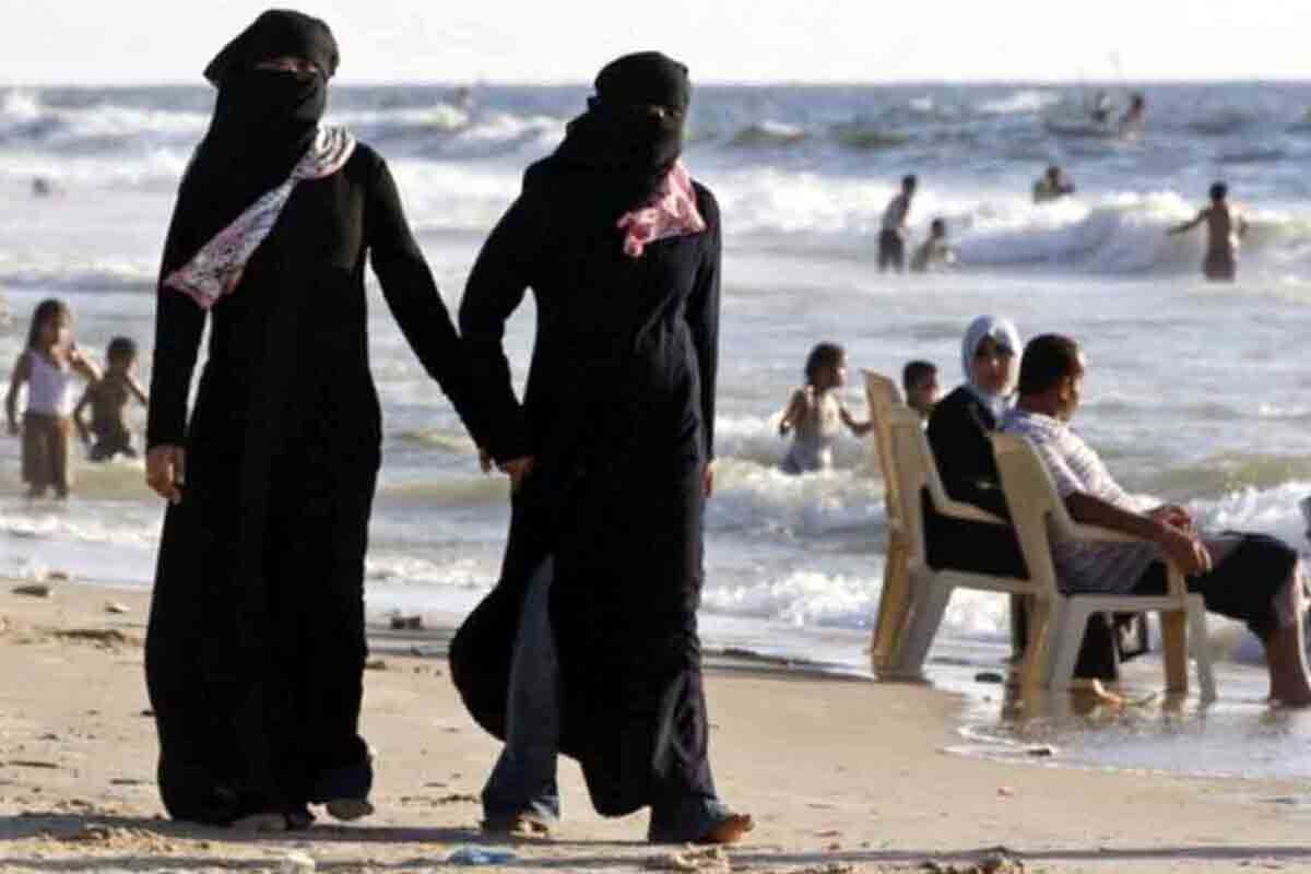 <p>Suriya çimərliklərdə qadınlar üçün yeni qaydalar təqdim edib</p>