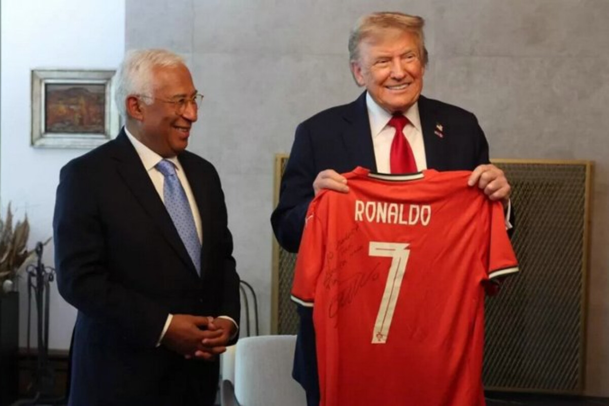 <p>Kriştiano Ronaldo Donald Trampa imzalı&nbsp;köynək hədiyyə edib</p>