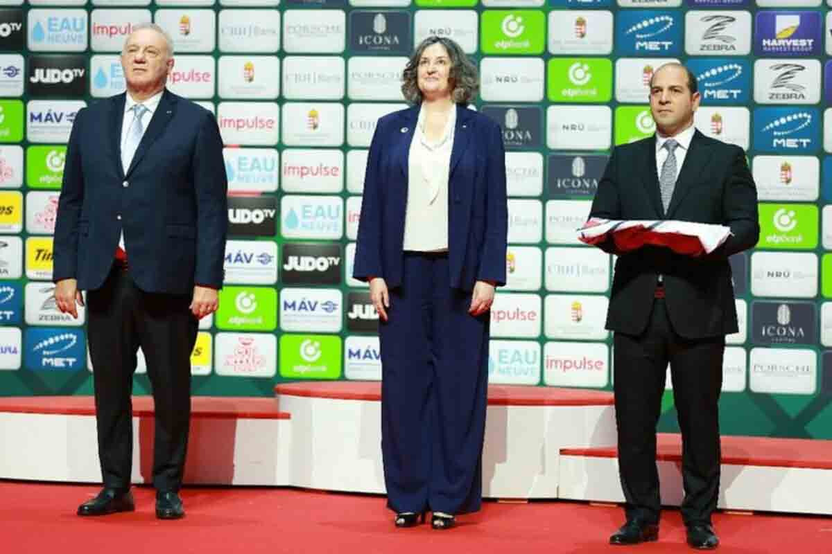 <p>Beynəlxalq Cüdo Federasiyasının bayrağı&nbsp;Azərbaycana təhvil verilib</p>
